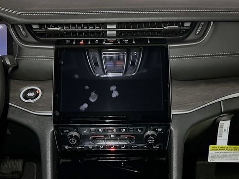 New 2025 Jeep Grand Cherokee Limited w/ Luxury Tech Group II AWD/4WD image 10