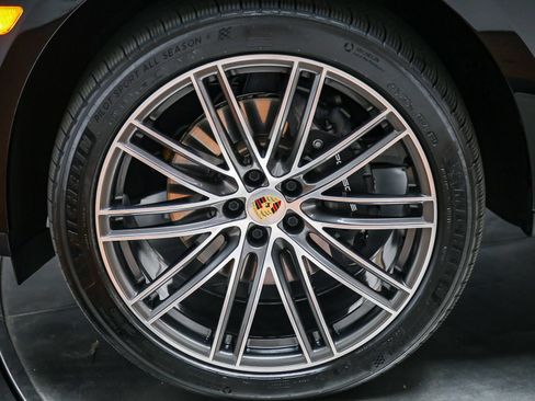 Certified 2025 Porsche Macan AWD/4WD image 13