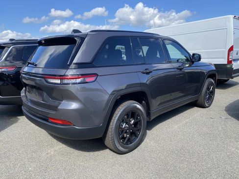 New 2025 Jeep Grand Cherokee Laredo image 2