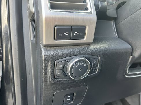 Used 2015 Ford F150 Platinum w/ Equipment Group 701A Luxury AWD/4WD image 17