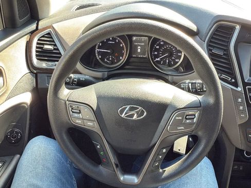 Used 2017 Hyundai Santa Fe SE image 10