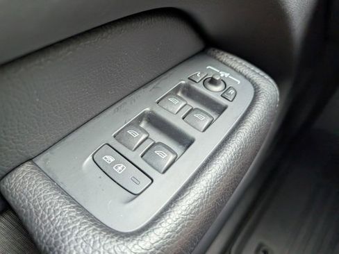 Used 2019 Volvo XC60 T5 Momentum w/ Multimedia Package image 28