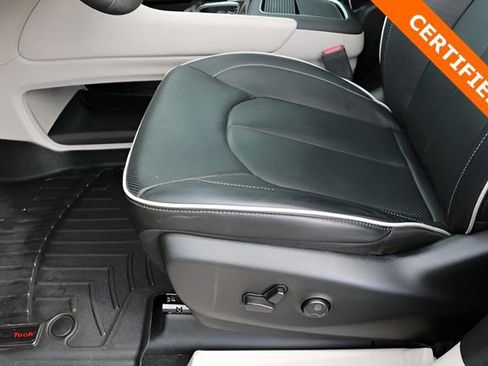Used 2023 Chrysler Pacifica Limited image 13