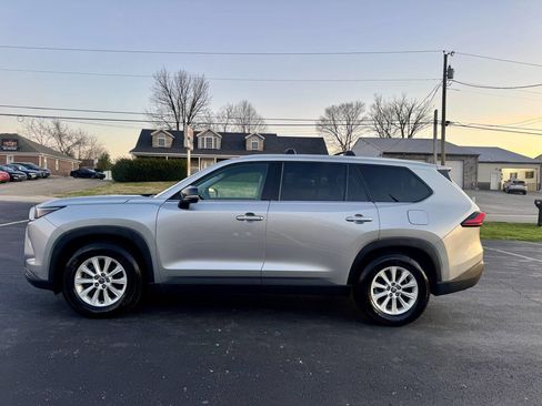 Used 2024 Toyota Grand Highlander AWD image 3