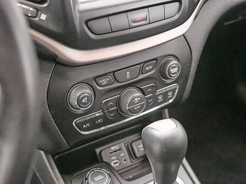 Used 2015 Jeep Cherokee Limited AWD/4WD image 18