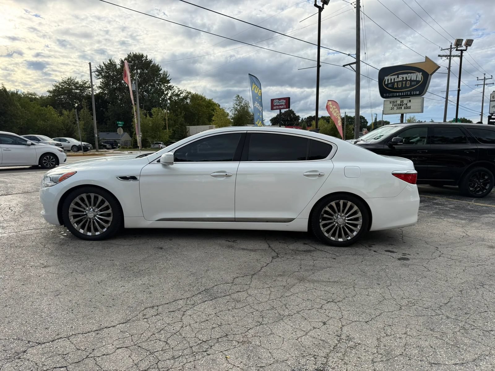 Used 2017 Kia K900 Luxury w/ VIP Plus Package RWD image 2