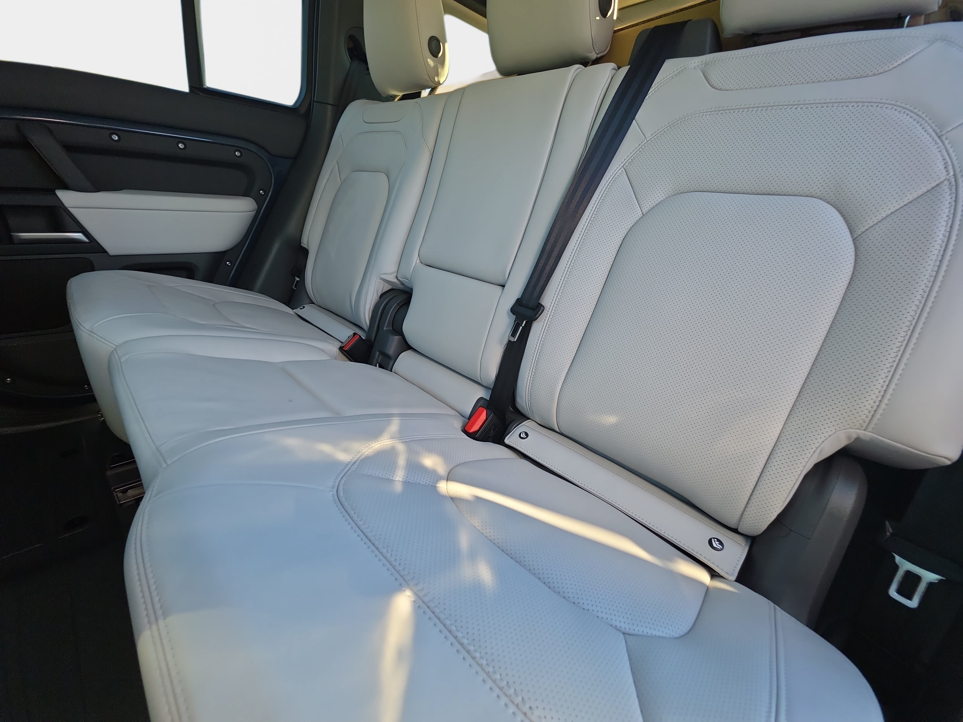 New 2026 Land Rover Defender 110 X-Dynamic SE AWD/4WD image 13
