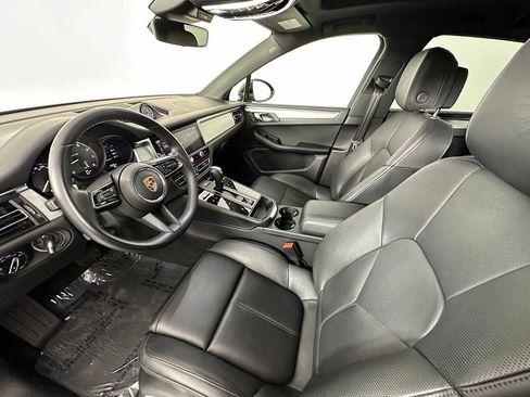 Certified 2025 Porsche Macan w/ Premium Package Plus AWD/4WD image 4