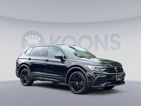 Used 2022 Volkswagen Tiguan SE R-Line AWD/4WD image 2