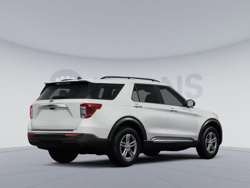 Used 2024 Ford Explorer XLT RWD image 4
