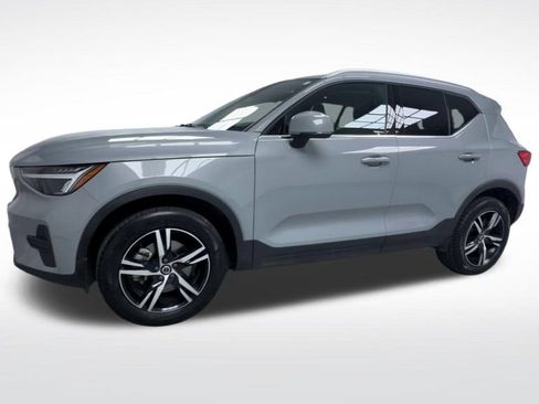 Used 2025 Volvo XC40 B5 Core AWD/4WD image 4