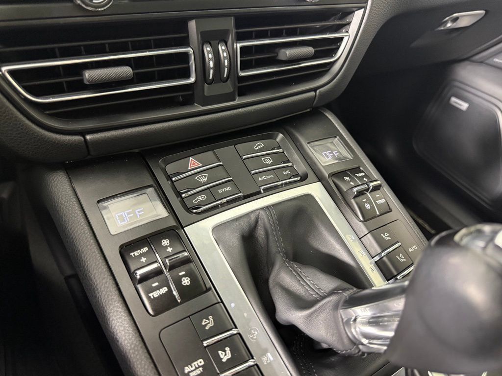 Certified 2021 Porsche Macan AWD/4WD image 25