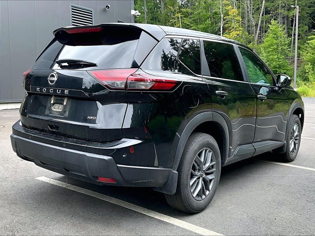 Used 2024 Nissan Rogue S AWD/4WD image 4