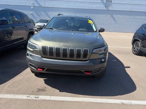 Used 2019 Jeep Cherokee Trailhawk AWD/4WD image 2
