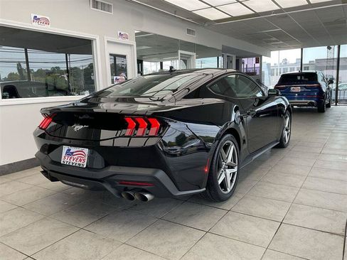 Used 2025 Ford Mustang Coupe RWD image 5