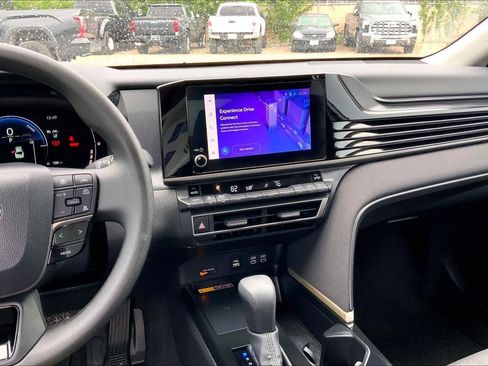 Used 2025 Toyota Camry LE w/ Convenience Package image 7