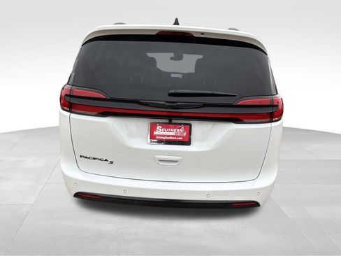 New 2026 Chrysler Pacifica Select w/ S Appearance Package image 4