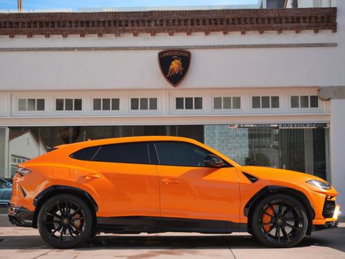 Used 2022 Lamborghini Urus image 2