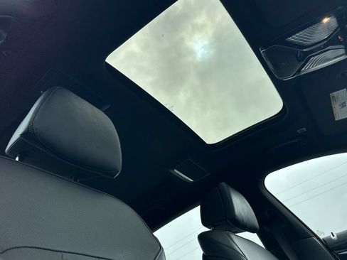 Used 2022 BMW 740i w/ M Sport Package RWD image 17