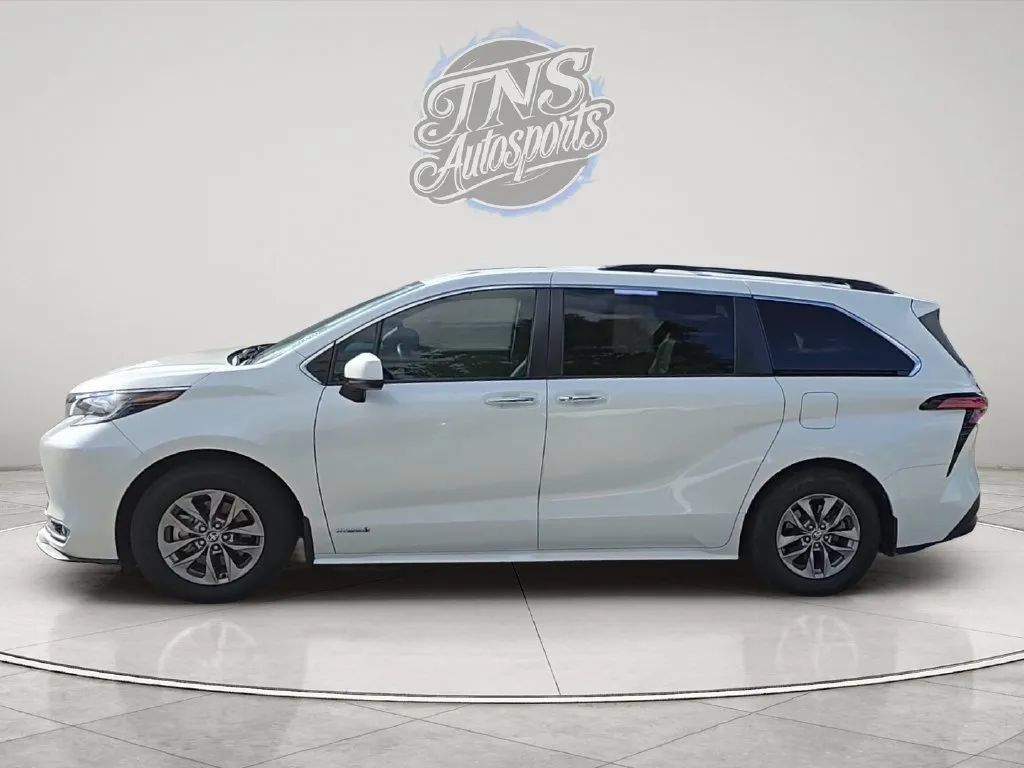Used 2021 Toyota Sienna XLE FWD image 2