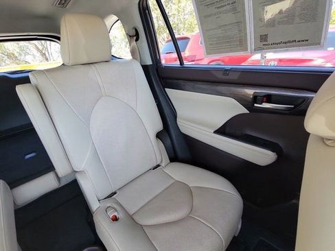 Used 2020 Toyota Highlander Limited image 6