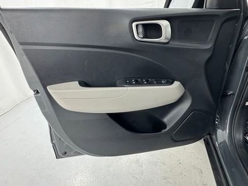 Used 2025 Hyundai Venue SEL FWD image 18