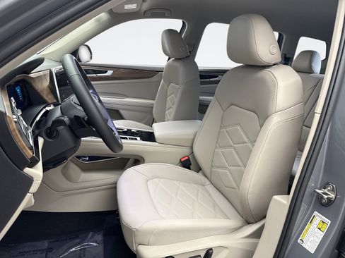 Used 2025 Volkswagen Atlas SE image 11