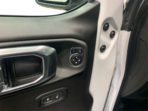 Used 2025 Jeep Wrangler Sport S image 31