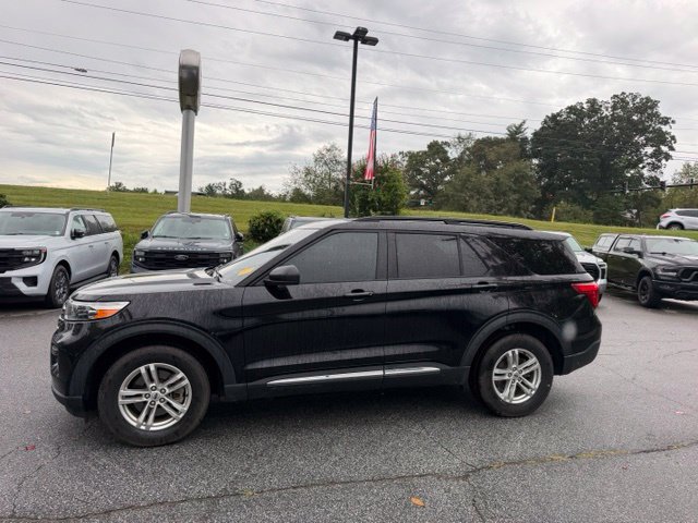 Used 2022 Ford Explorer XLT AWD/4WD image 2