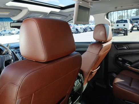 Used 2019 Chevrolet Suburban Premier w/ Premier Plus Edition RWD image 23