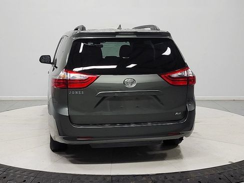 Used 2020 Toyota Sienna XLE Premium FWD image 7