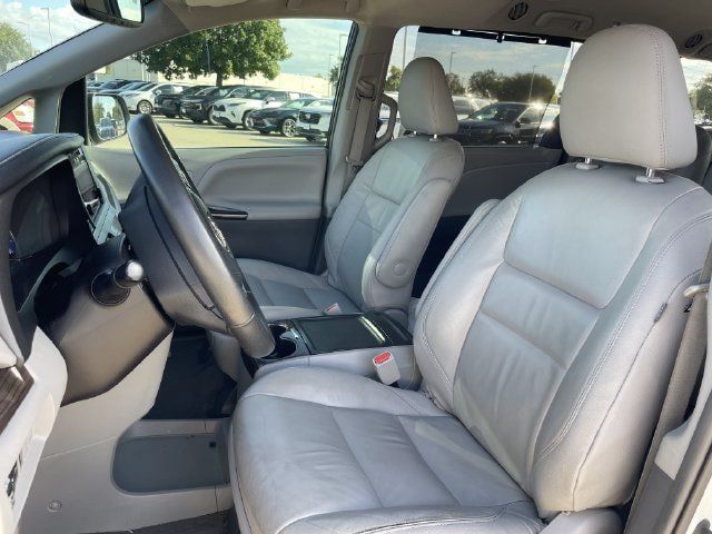 Used 2017 Toyota Sienna XLE Premium FWD image 26
