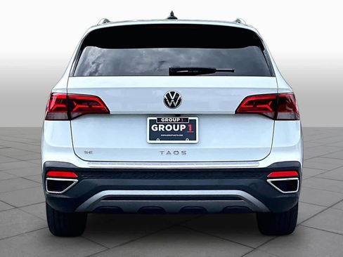 Used 2023 Volkswagen Taos SE w/ Panoramic Sunroof Package FWD image 5