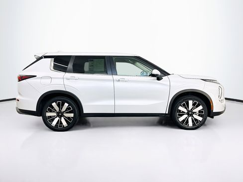 Used 2025 Mitsubishi Outlander SE image 10