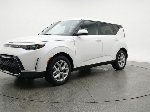 Used 2025 Kia Soul LX w/ LX Technology Package FWD image 3