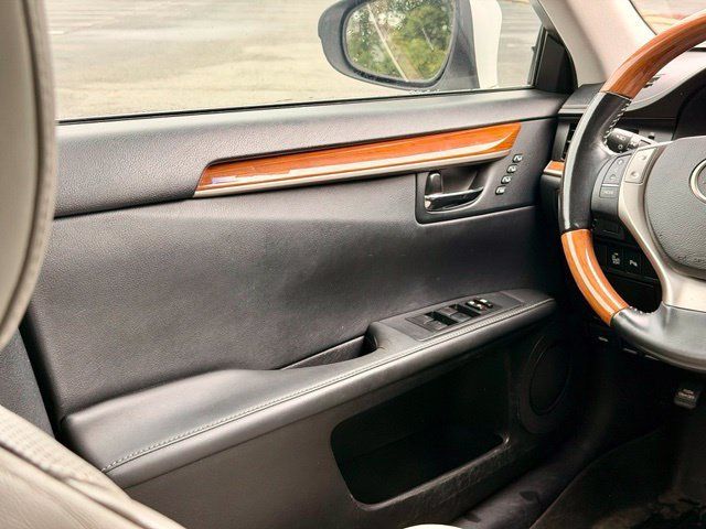 Used 2013 Lexus ES 300h w/ Luxury Pkg FWD image 21