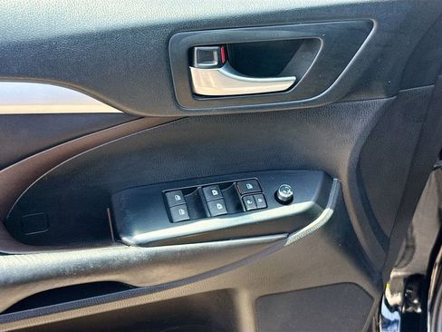 Used 2018 Toyota Highlander XLE FWD image 19