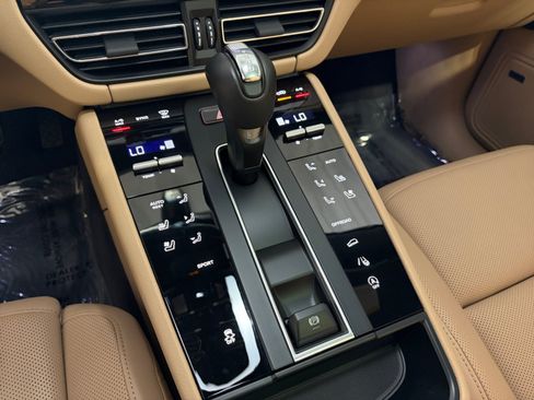 Certified 2026 Porsche Macan AWD/4WD image 46