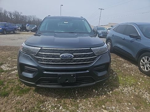 Used 2022 Ford Explorer XLT image 2