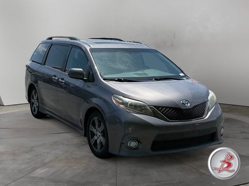 Used 2017 Toyota Sienna SE Premium FWD image 1