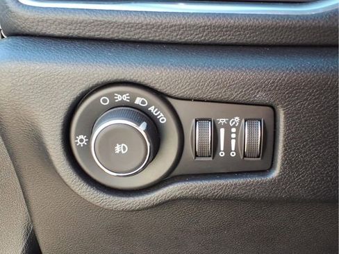 Used 2025 Chrysler Pacifica Limited image 17