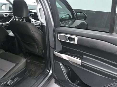 Used 2022 Ford Explorer XLT AWD/4WD image 9