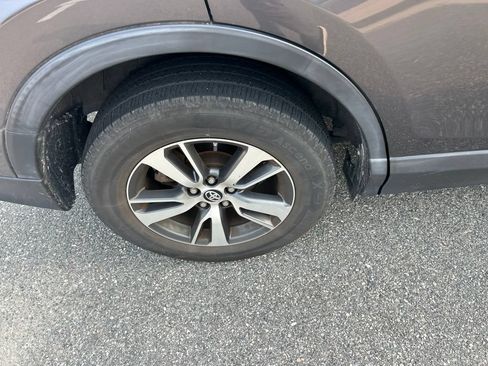 Used 2018 Toyota RAV4 XLE AWD/4WD image 10