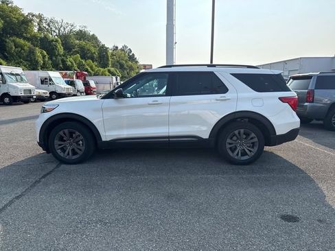 Certified 2024 Ford Explorer XLT w/ Equipment Group 202A AWD/4WD image 3