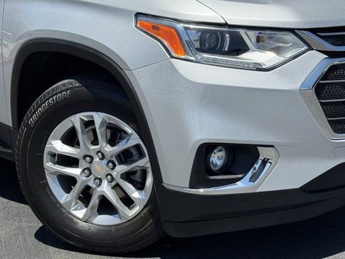 Used 2021 Chevrolet Traverse LT FWD image 2