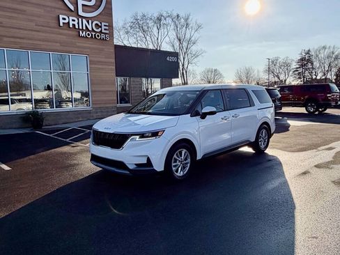 Used 2023 Kia Carnival LX image 11