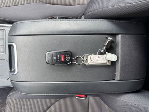 Used 2025 Toyota Highlander LE FWD image 22