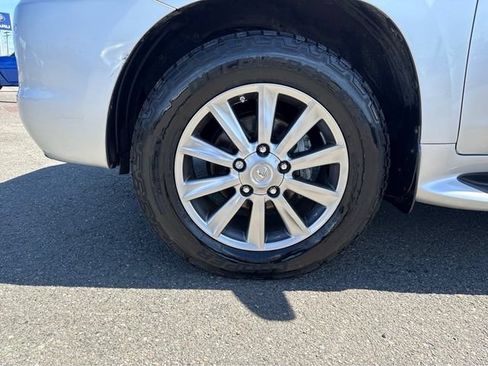 Used 2011 Lexus LX 570 4WD w/ Luxury Pkg image 28