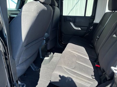 Used 2018 Jeep Wrangler Unlimited Sahara w/ Connectivity Group image 16