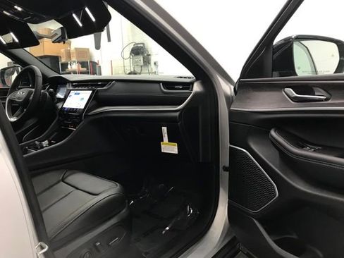 New 2025 Jeep Grand Cherokee Limited 4xe w/ Luxury Tech Group II image 36